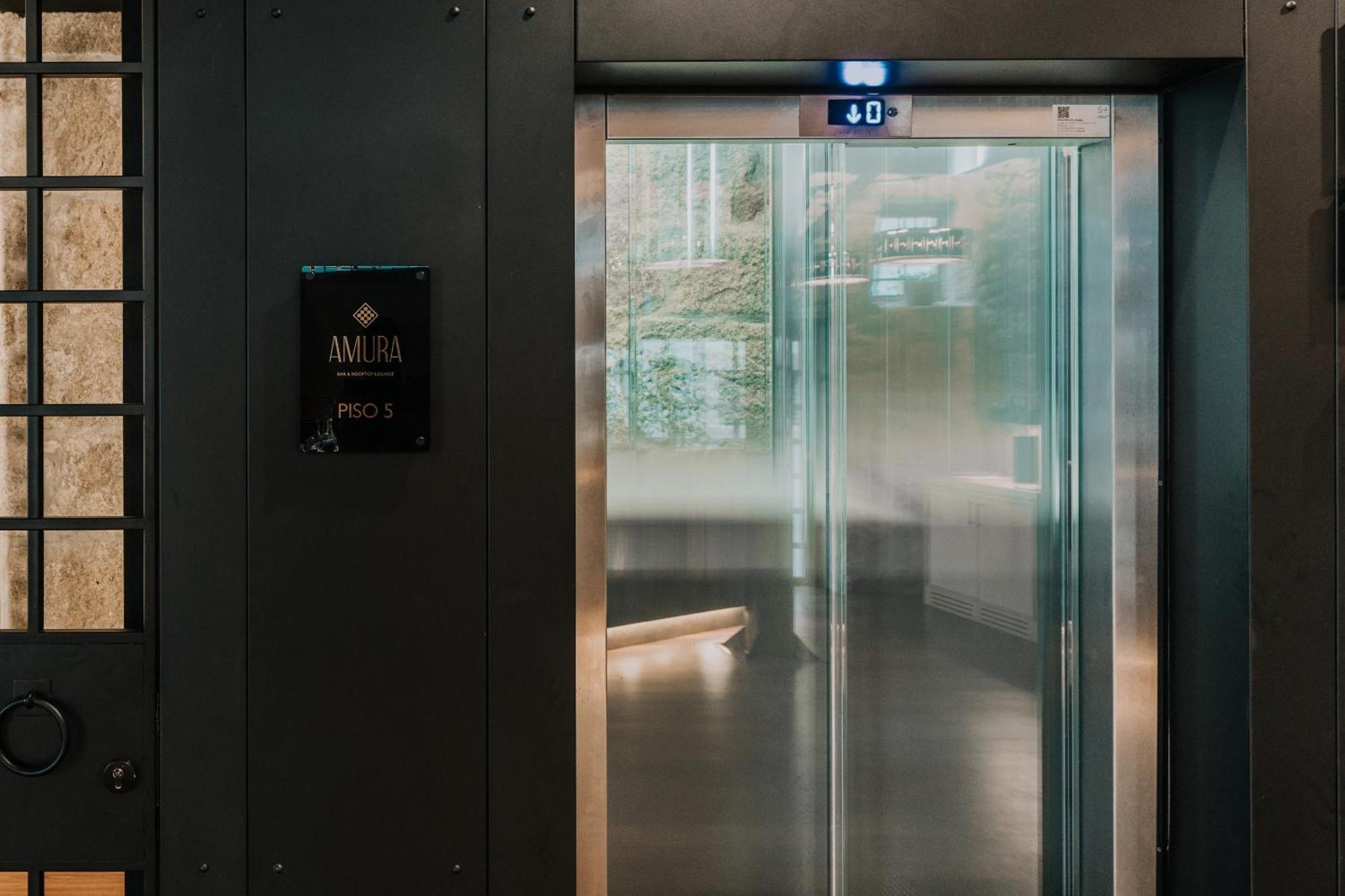 Hotel Timbre Virtudes OOporto Esterno foto A glass elevator
