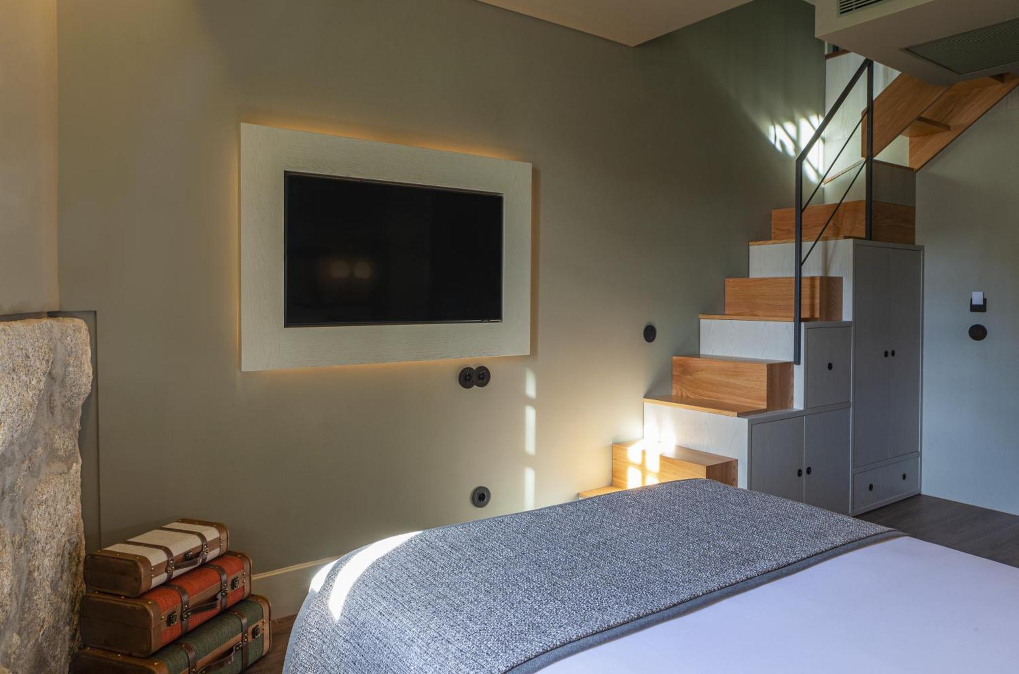 Hotel Timbre Virtudes OOporto Esterno foto A television mounted on a wall