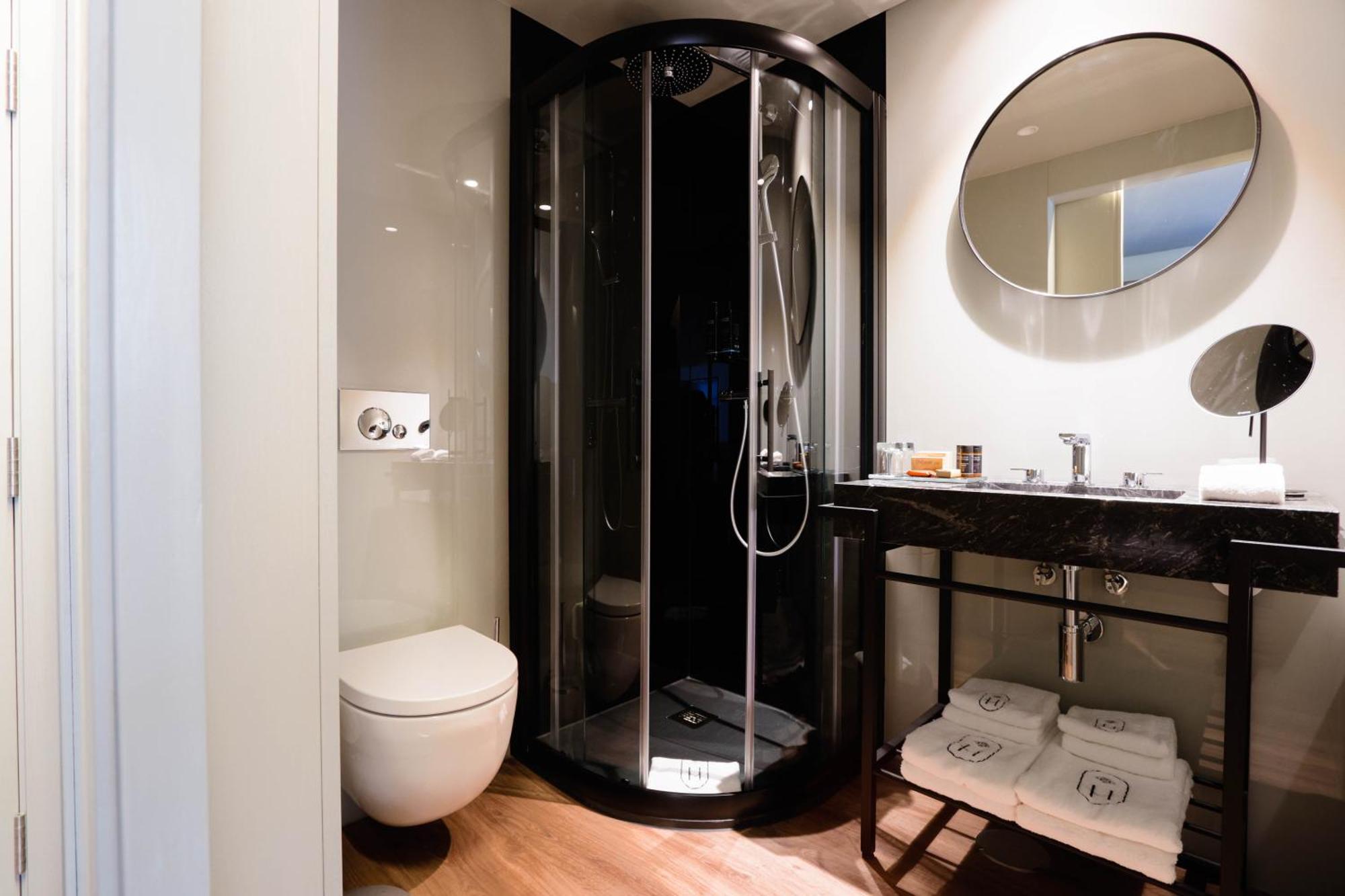 Hotel Timbre Virtudes OOporto Esterno foto A shower cubicle