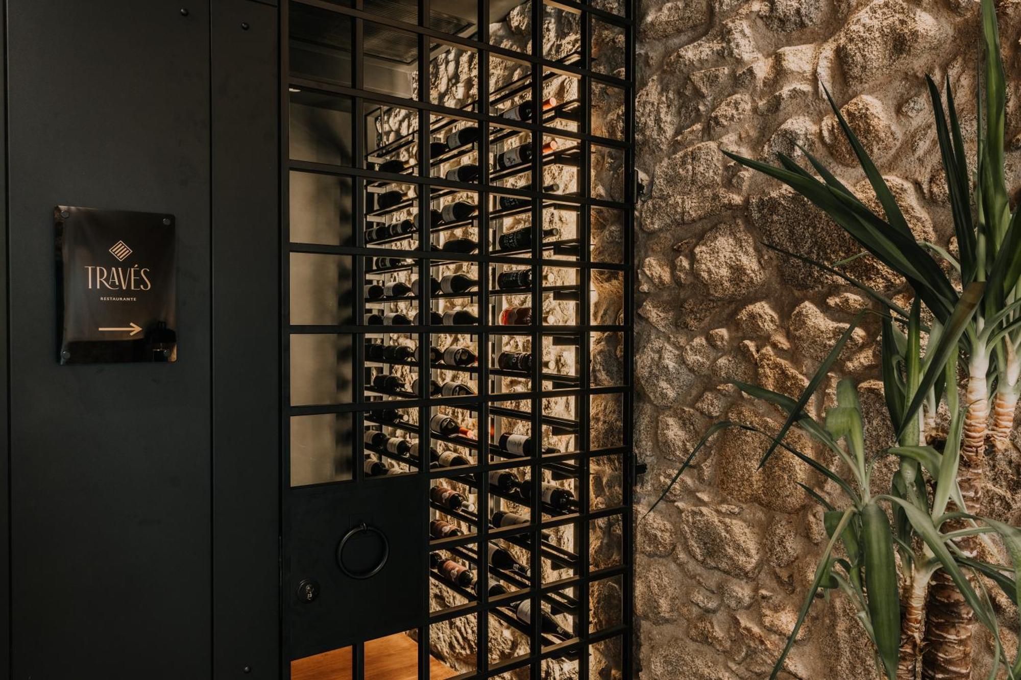 Hotel Timbre Virtudes OOporto Esterno foto Wine rack at the entrance of the hotel